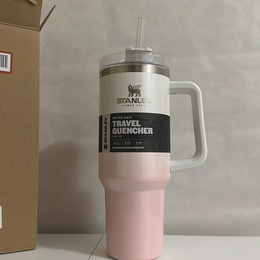 Stanley - PARFAIT OMBRE 40 oz. Adventure Quencher Tumbler (Pink and White) - NWT